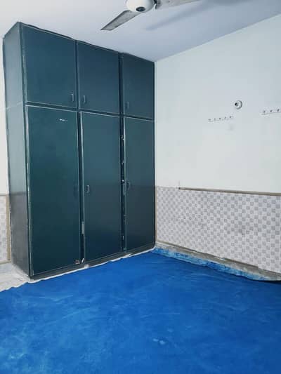 Room available in New Muslim town, Lahore.