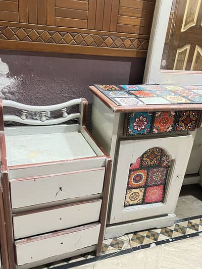 1 Dressing table and 2 side tables with it.