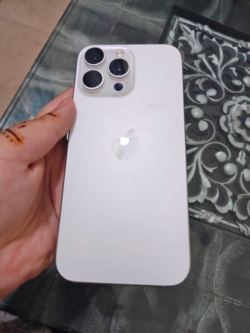 Iphone 16 Pro max 3