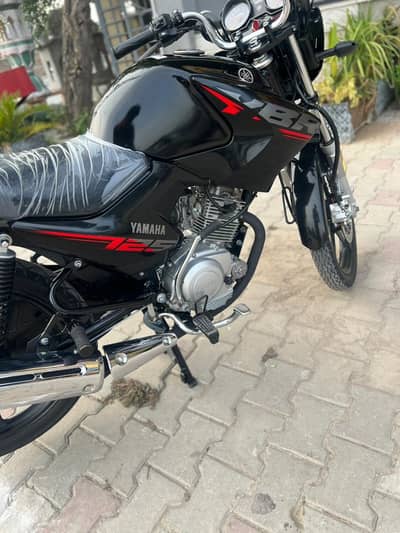 YBR 125 2025 model 3700 KM's driven only All punjab numbar brend new