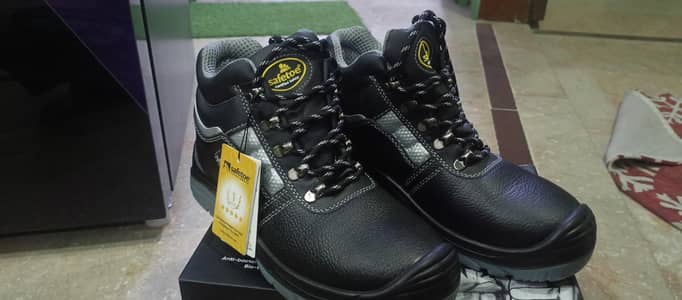 Safetoe M-8027 Original Safety Shoes – New Condition