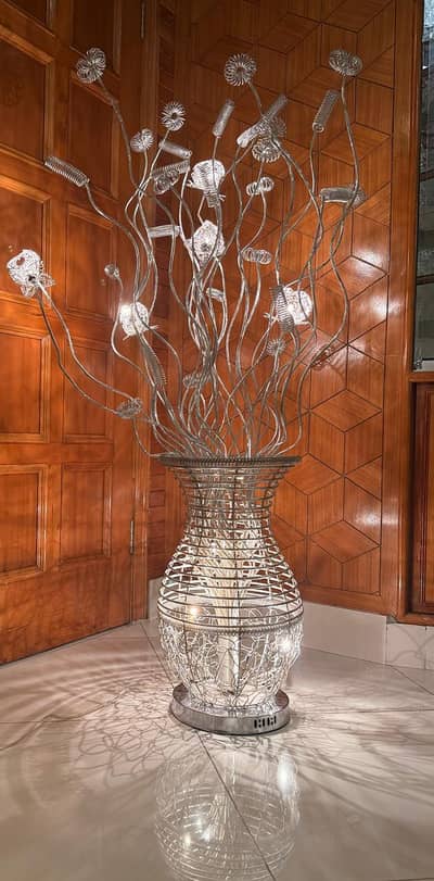 Stunning metallic wire flower vase floor Lamp