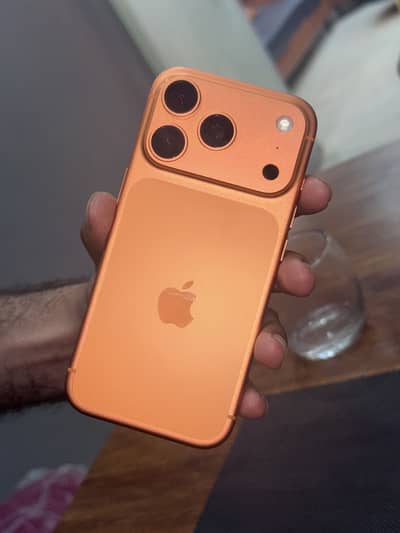 iPhone 17 Pro (orange ) 10 /10