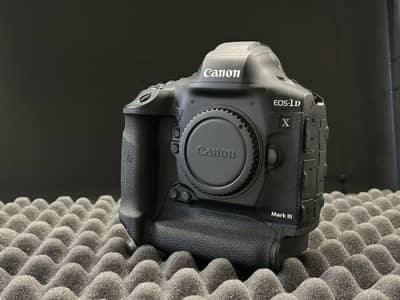 Canon 1DX Mark III in mint condition.