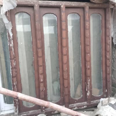 لوہے کی سیڑھی اور 8 کھڑکیاں