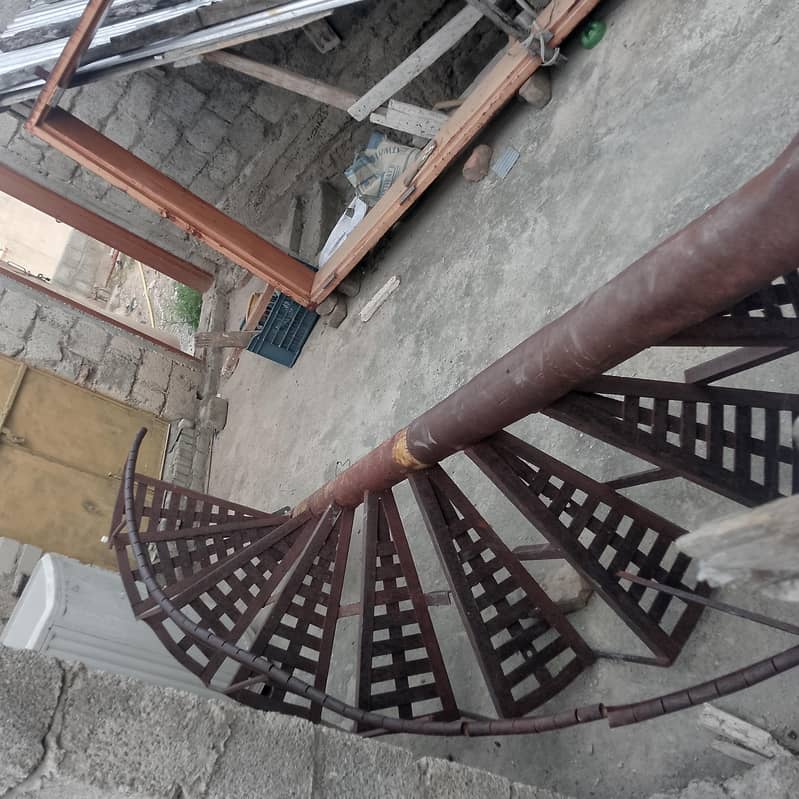 لوہے کی سیڑھی اور 8 کھڑکیاں 3
