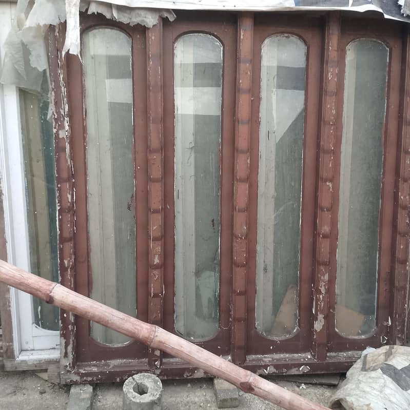 لوہے کی سیڑھی اور 8 کھڑکیاں 4