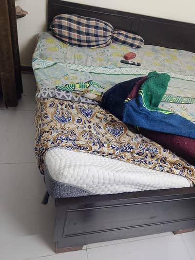 2single beds with mattress