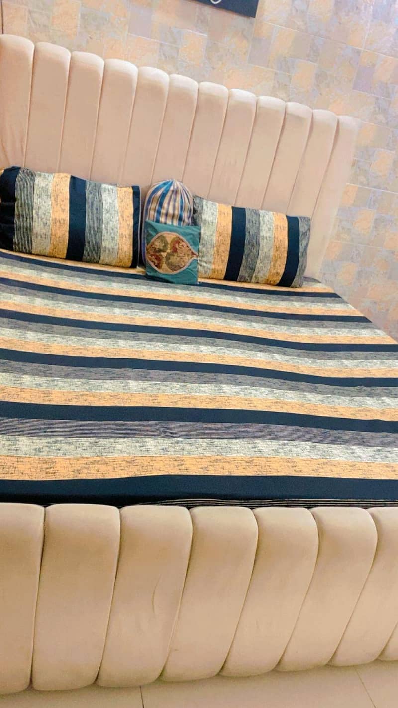 bed without sidetables 2