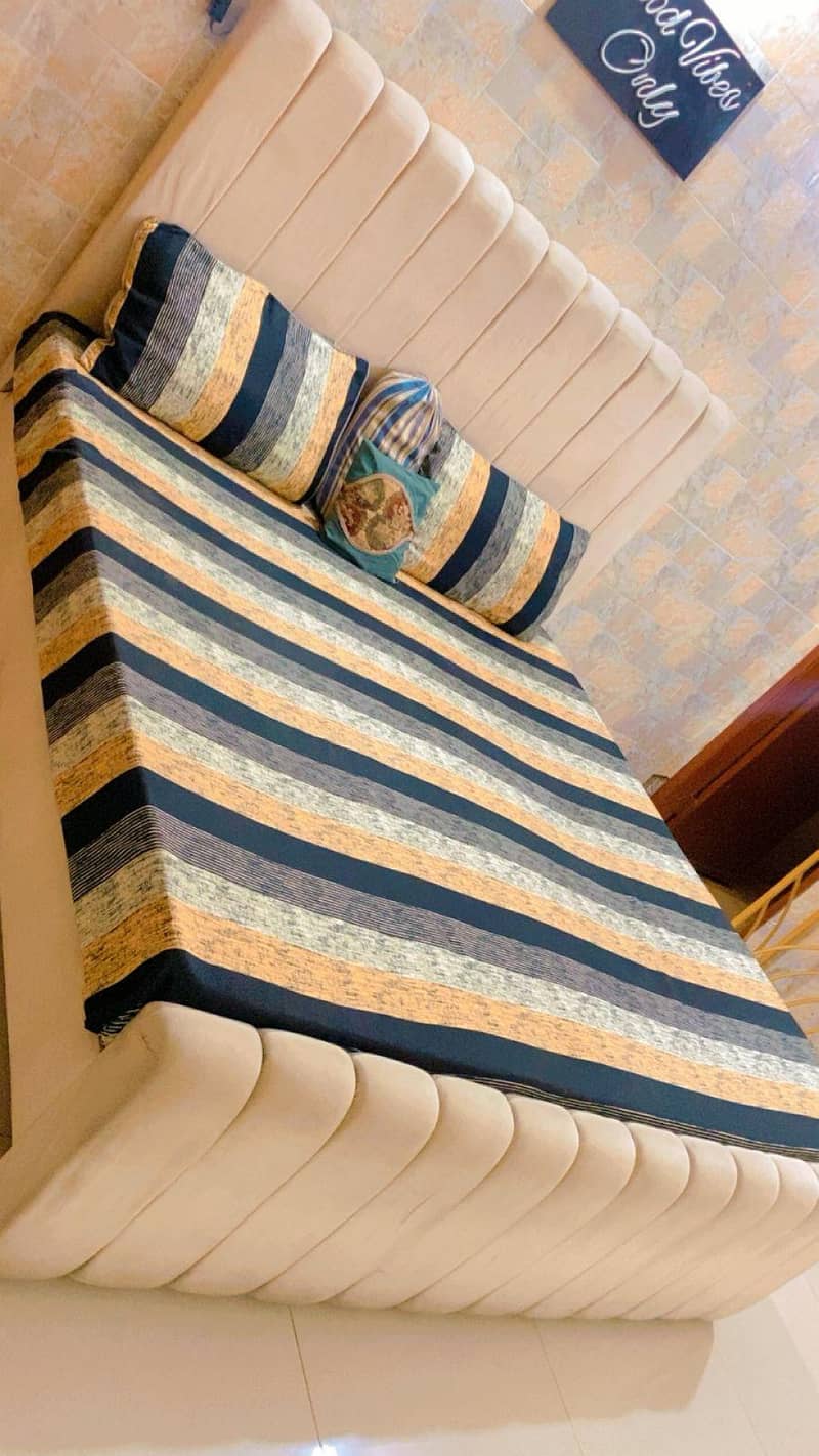 bed without sidetables 3