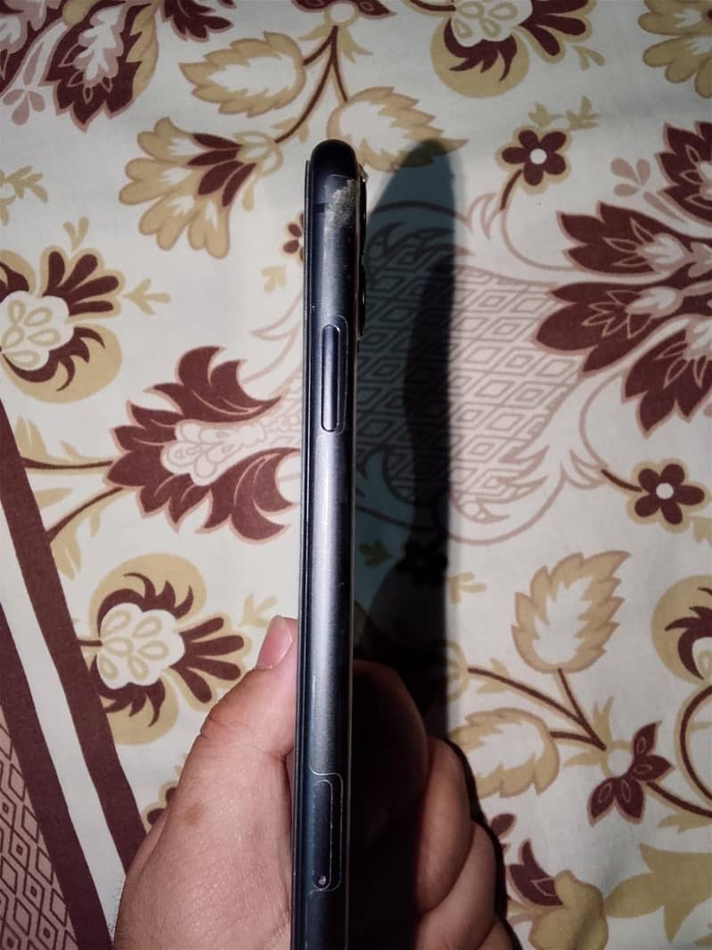 iPhone 11 3