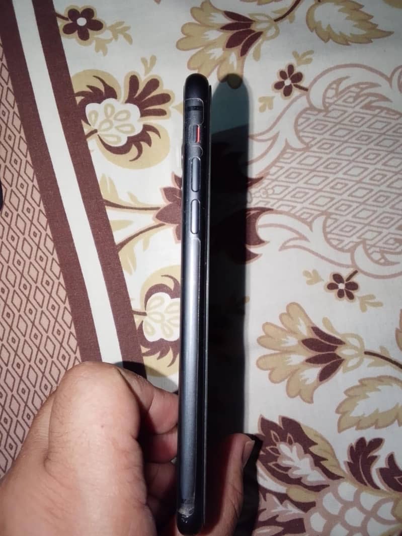 iPhone 11 4