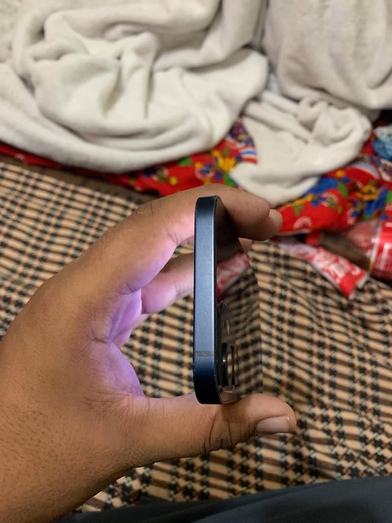 iPhone 12 4