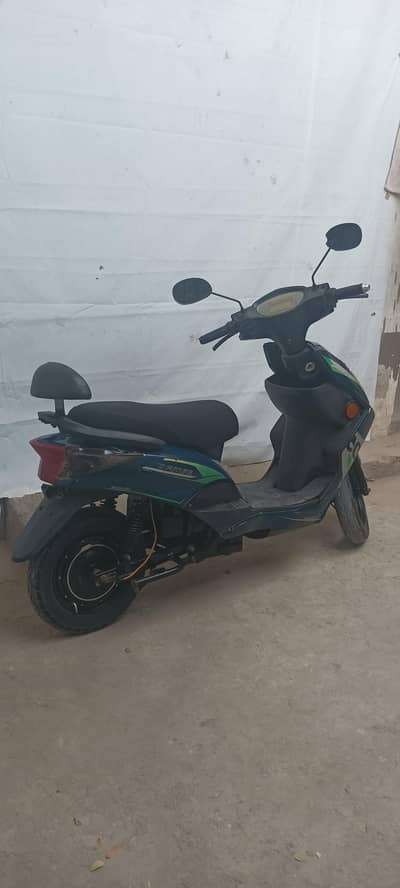 YJ Future Electric Scooty