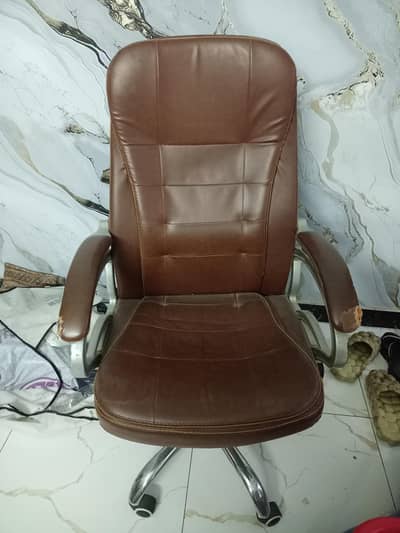 Used Luxurious Executive Leather Chair Brown