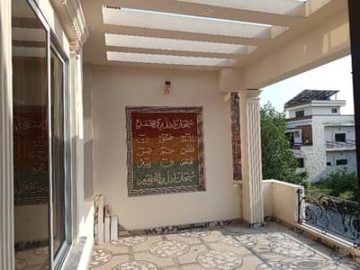 Good Location 10 Marla House For sale Available In Garden Town