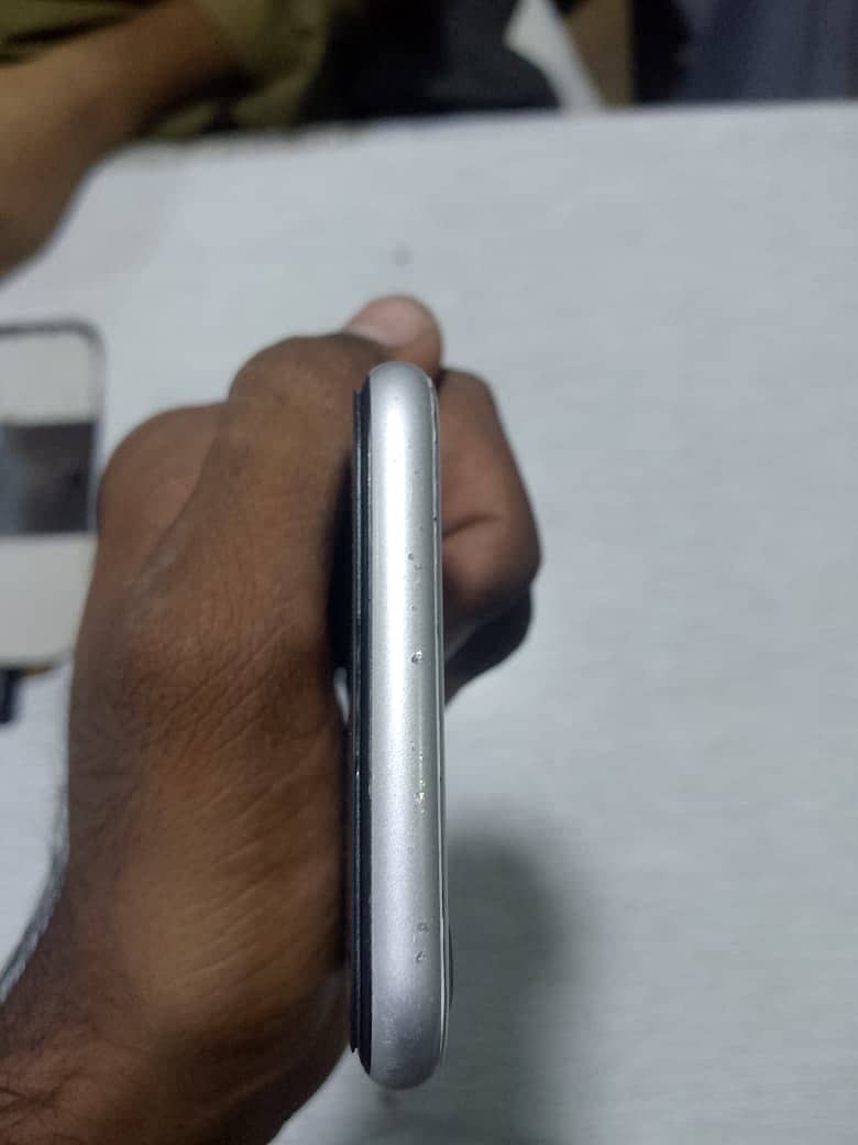iPhone SE 2nd Generation 4