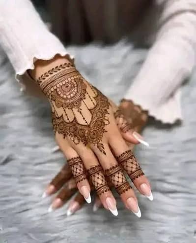 Mehndi artists ki zarort hai