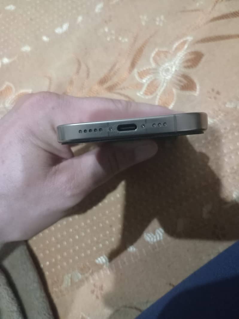 Apple iPhone 16 Pro 1