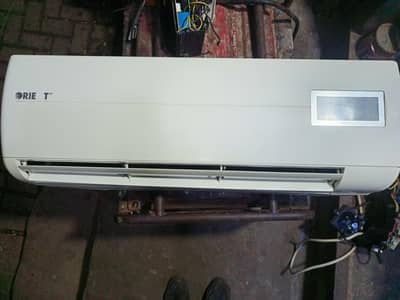 1 Ton Split Non Inverter With Gas / Geniune Condition