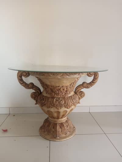 Decorative pedestal glass table