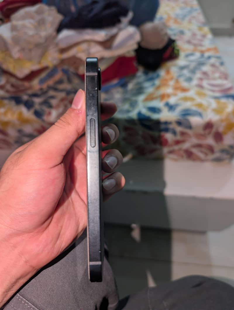 Apple iPhone 16e 2
