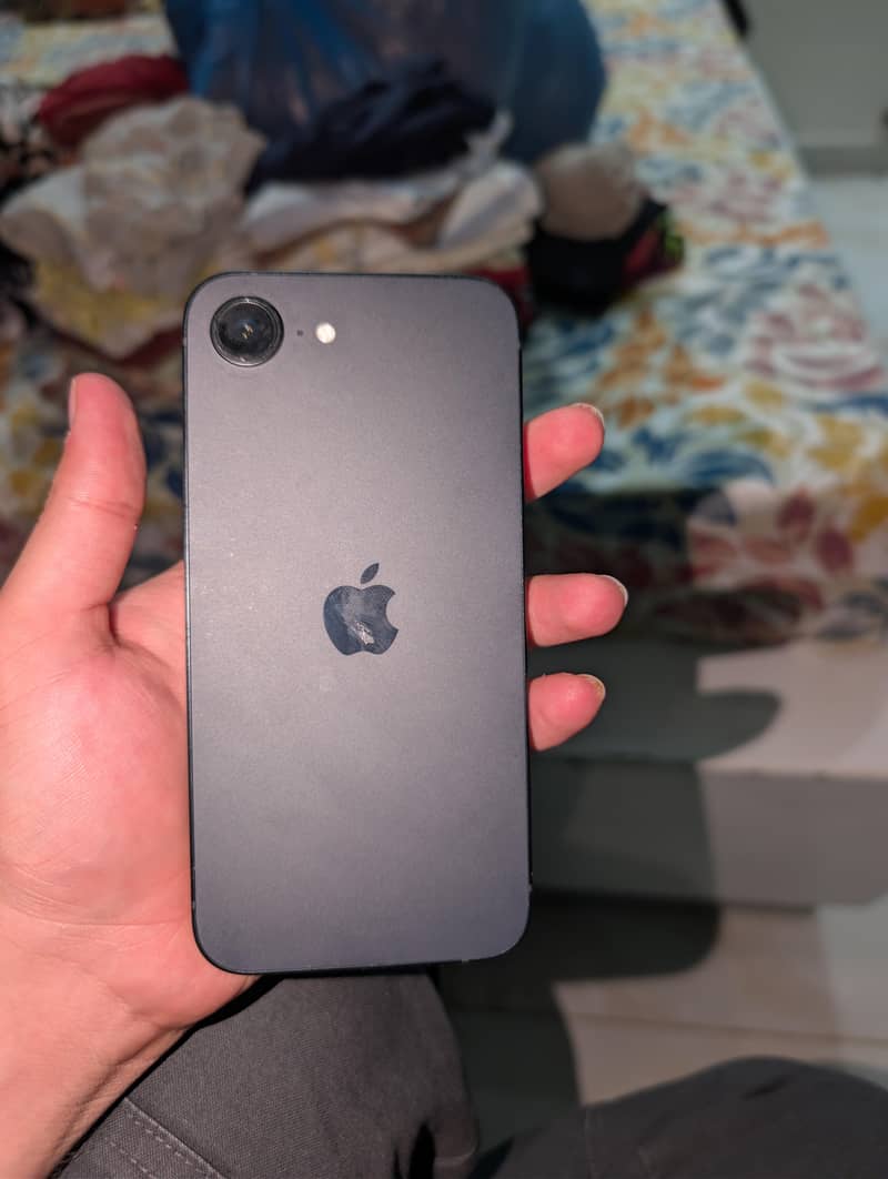 Apple iPhone 16e 3