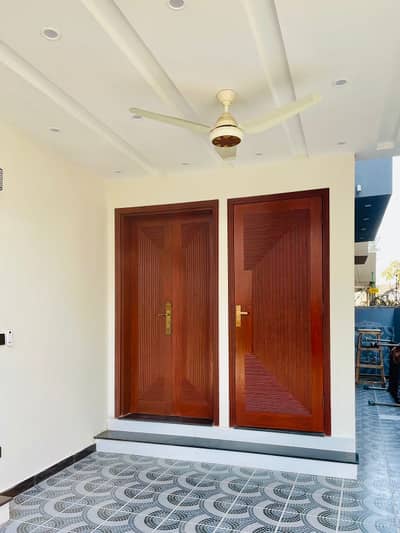 Prime Location 5 Marla House In Central Park - Block BB