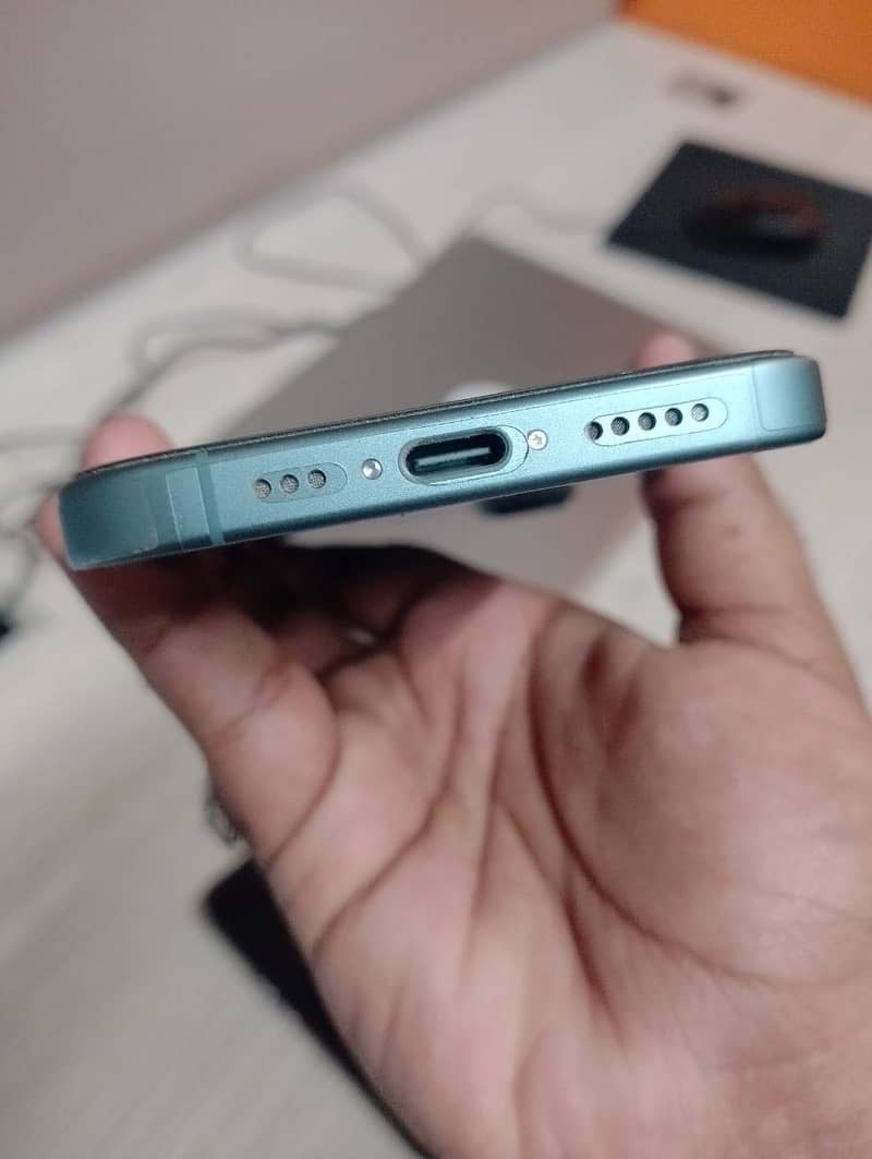 iPhone 16 3