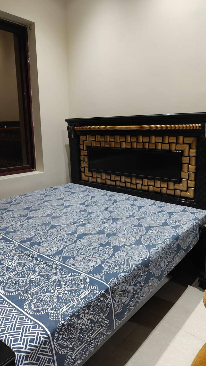 solid wood bed 0