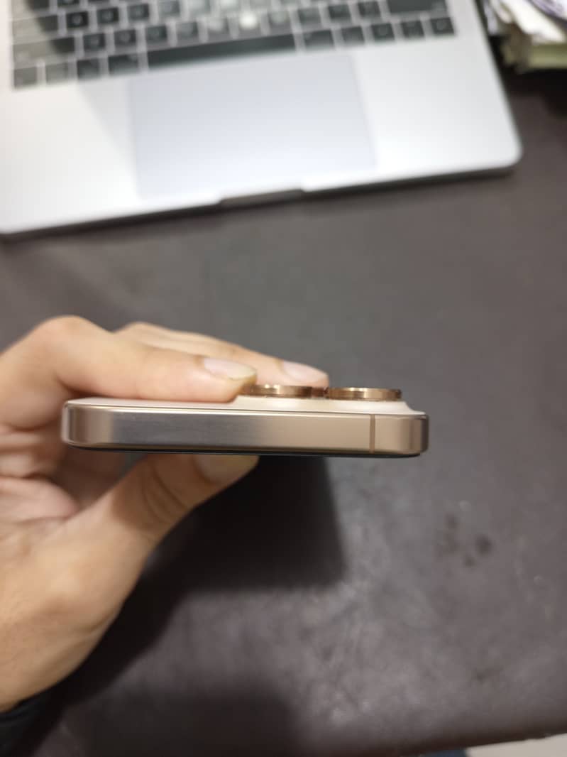 iphone 16 pro max 4