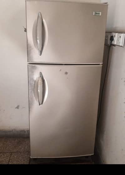 HAIER FRIDGE MEDIUM SIZE GUD CONDITION NO REPAIR 03281010987