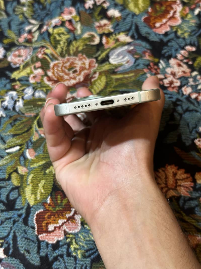 iPhone 15 4