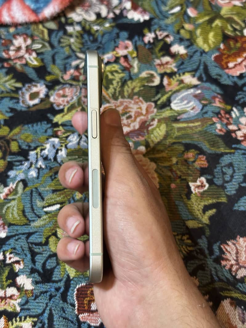 iPhone 15 6
