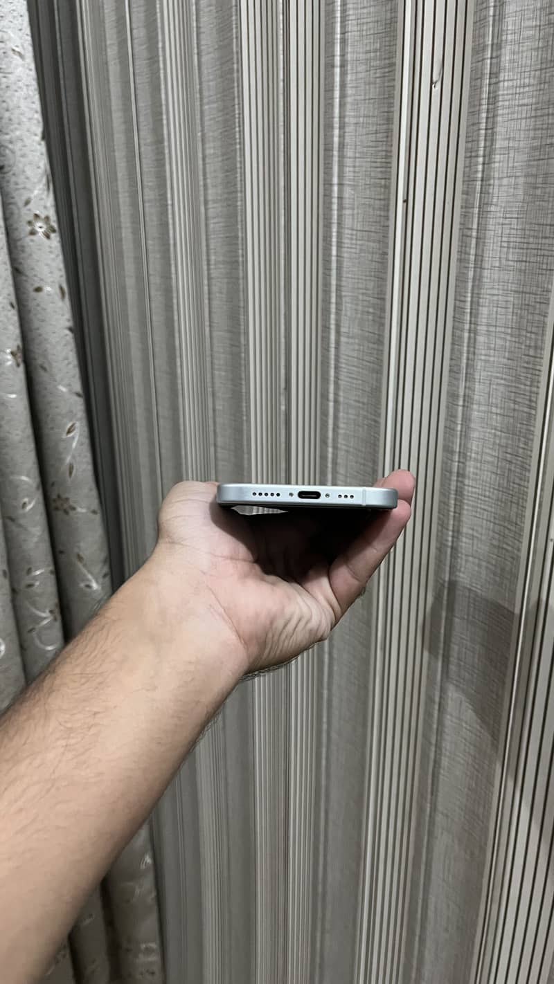 iPhone 15 4