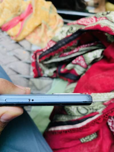 Vivo y 33s 4+8 gb 128 gb storage
