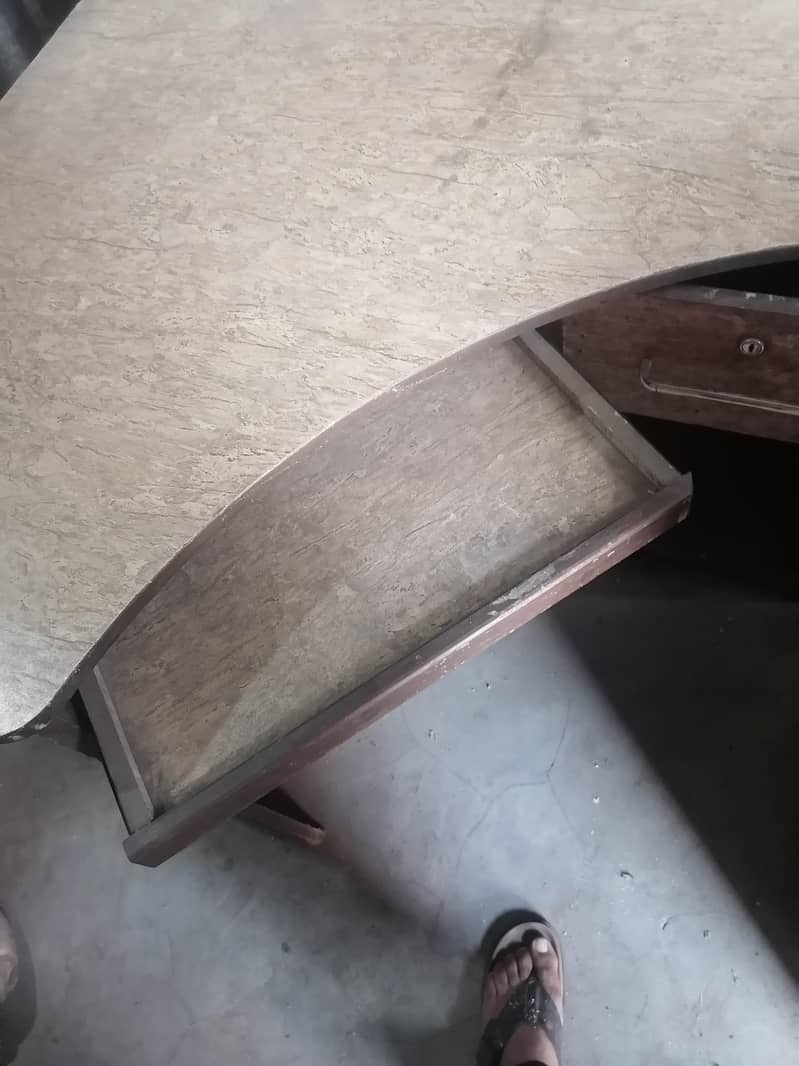 Computer Table Side Corner 2