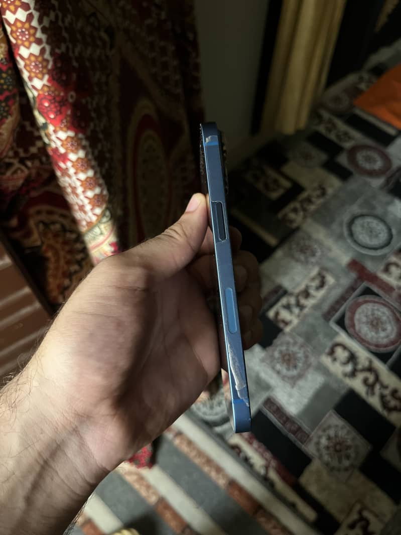 Apple iPhone 13 2