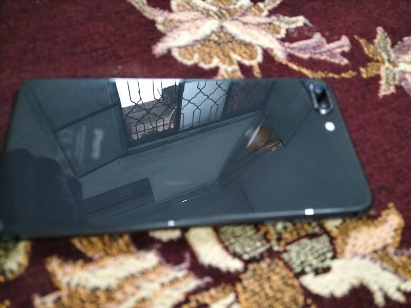 Apple iPhone 8 Plus 0