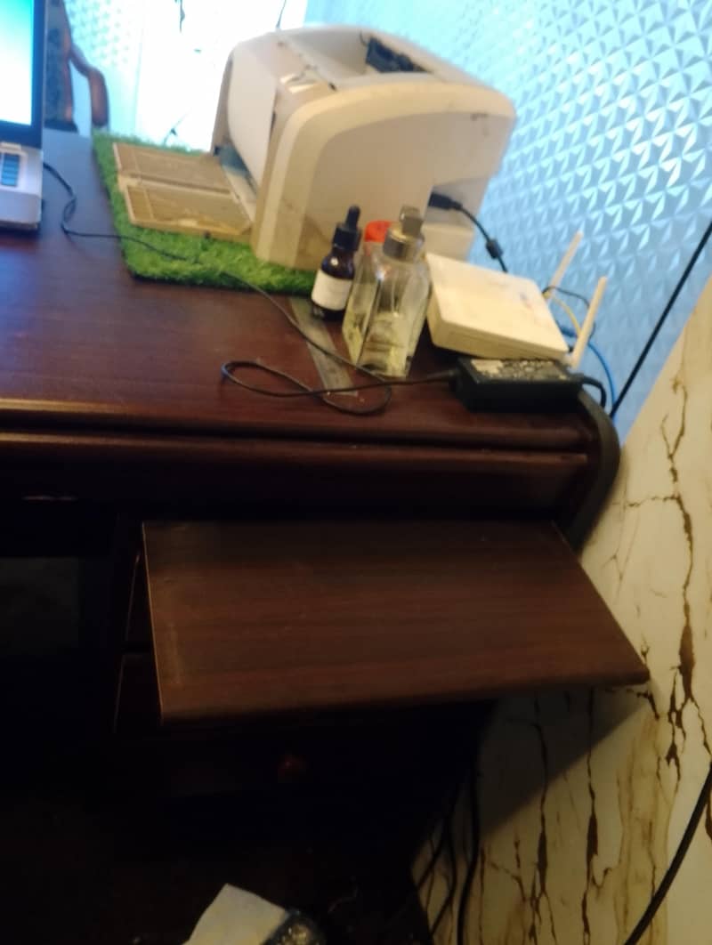 Executive Table Good Condition 4