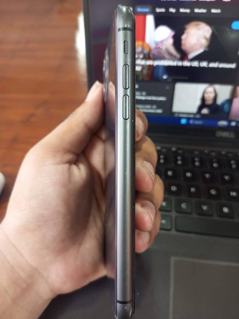 Apple iPhone 11 4