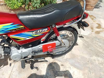 10/10 condition ha bike kibilkul fit ha total 18000 hazar Chala uwa ha