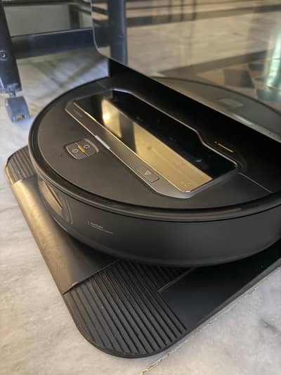 Roborock saros z70  mop and vacuum cleaner