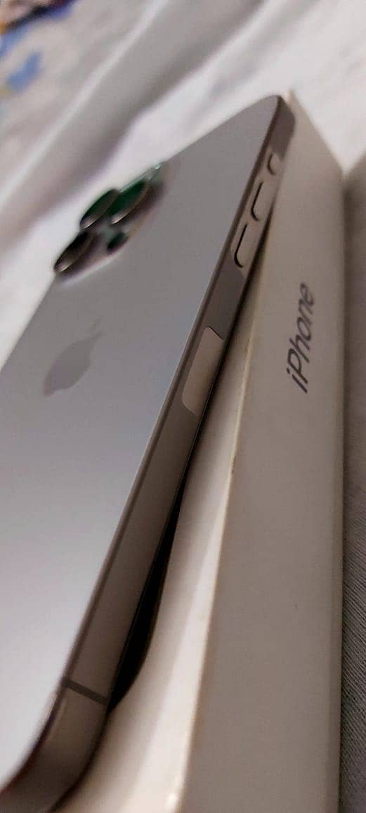 Apple iPhone 15 Pro Max 2