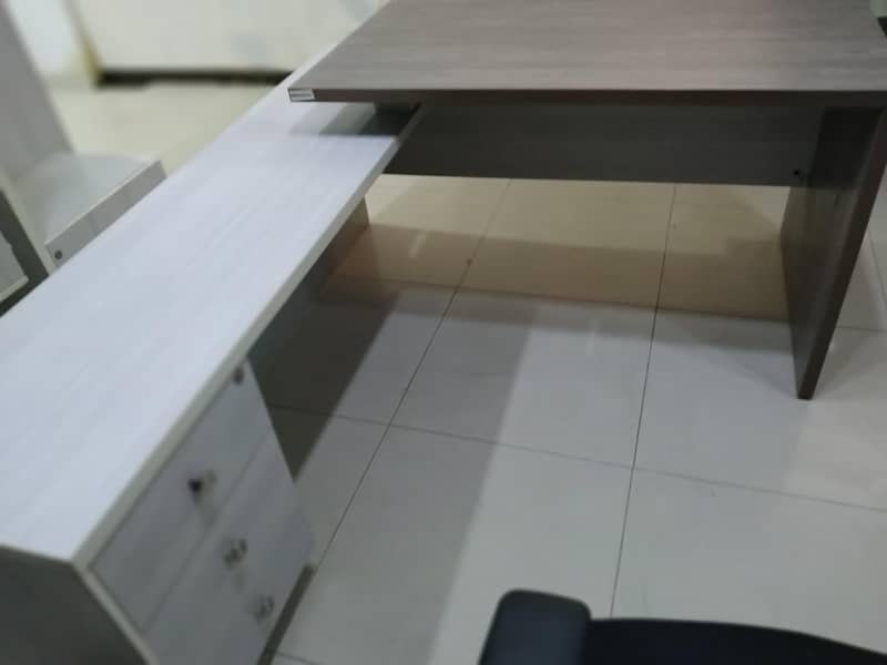 Executive table 10