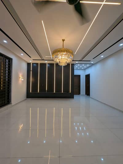 1 KANAL DOUBLE COMMERCIAL BUILDING 4 SALE HOT LOCATION
