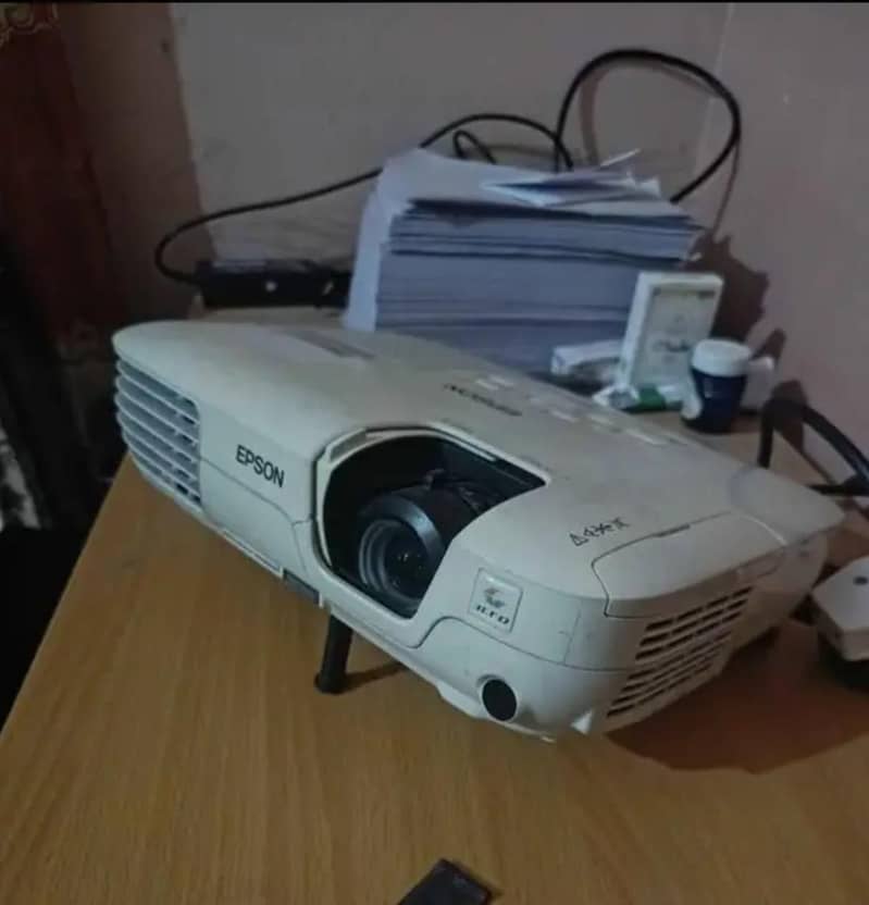EPSON EB-X7 0