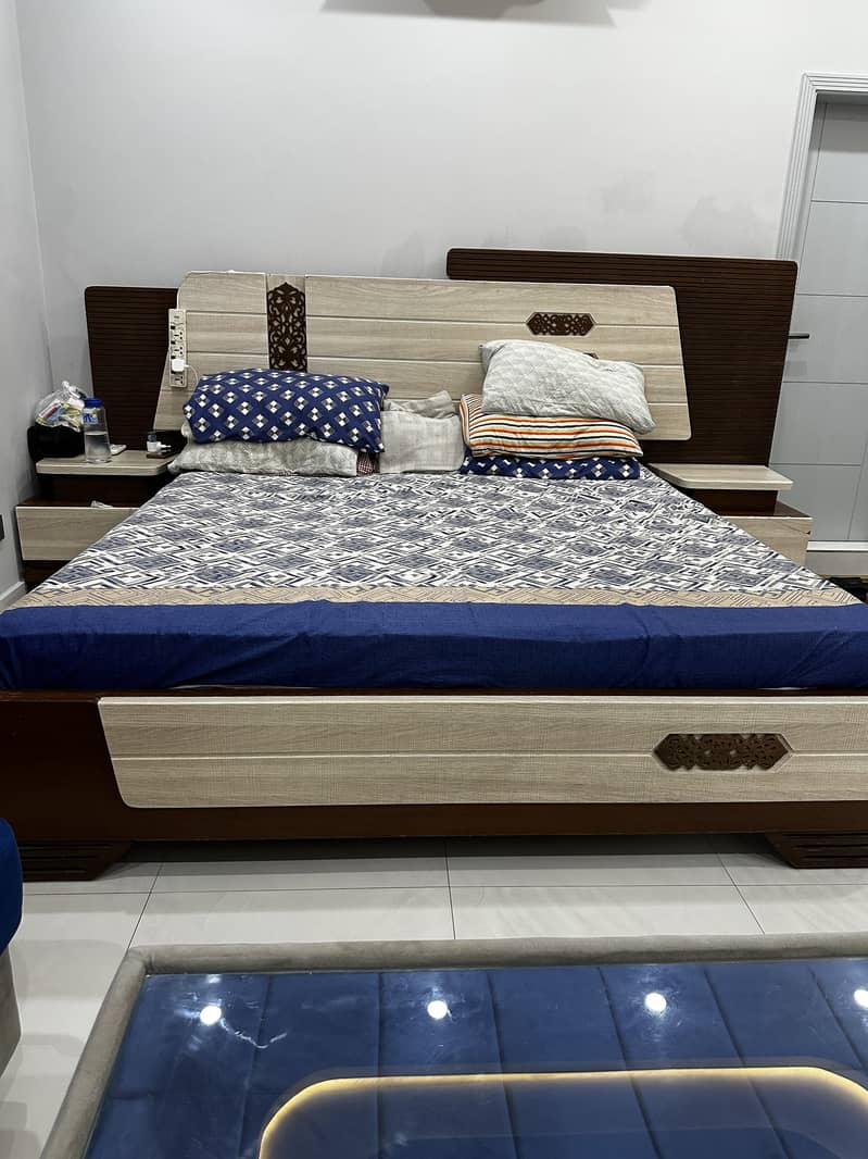 Bed kingsize with two side tables 0