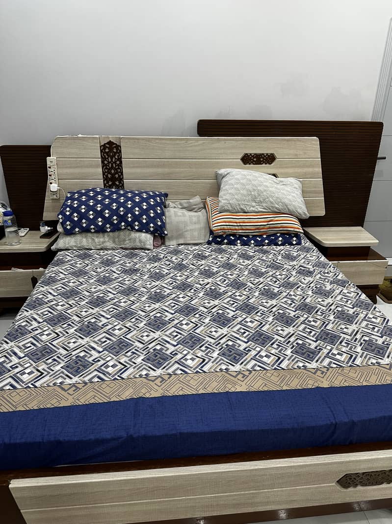 Bed kingsize with two side tables 1
