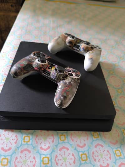 Playstation 4 Slim 1TB 2 controllers